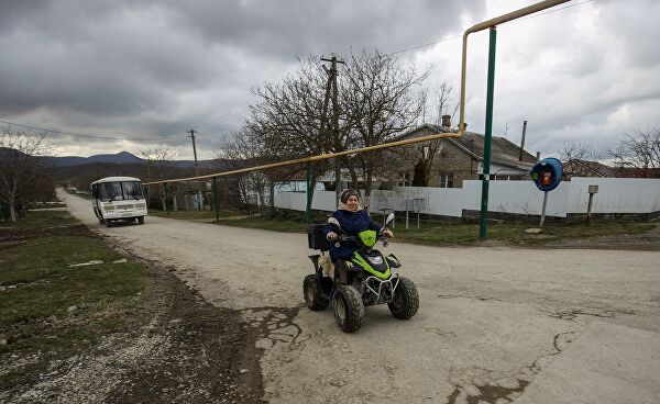 Нажимаешь — и вперед: 73-летняя фельдшер спешит к больным на квадроцикле