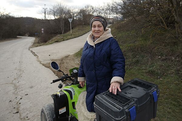 Нажимаешь — и вперед: 73-летняя фельдшер спешит к больным на квадроцикле